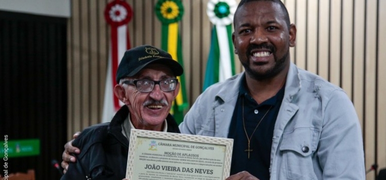 Sessão é marcada por homenagem a 