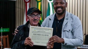 Sessão é marcada por homenagem a 