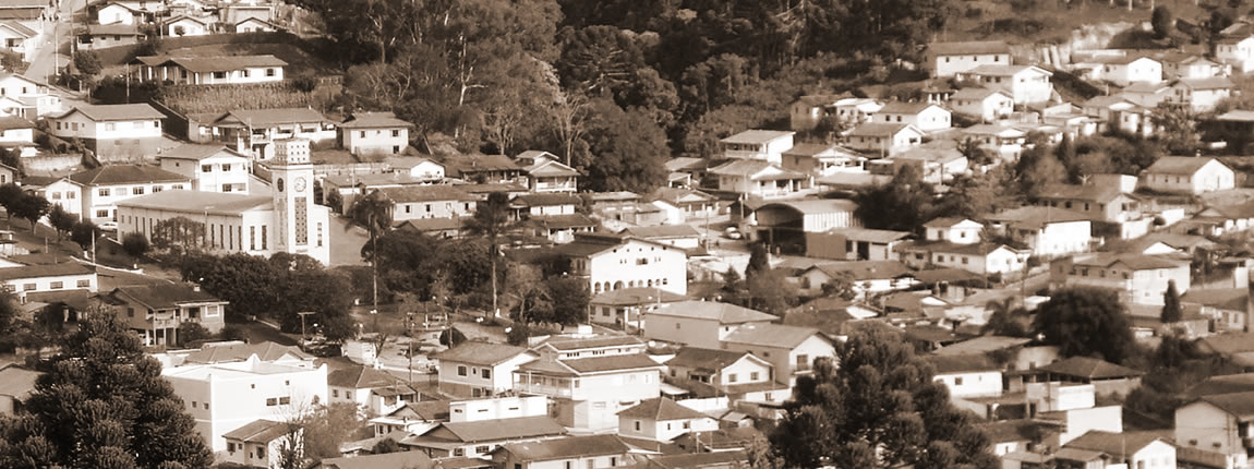 Visão panorâmica da cidade de Gonçalves - MG (foto em preto e branco)